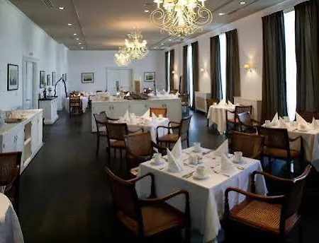 Oasis Hotell 2*